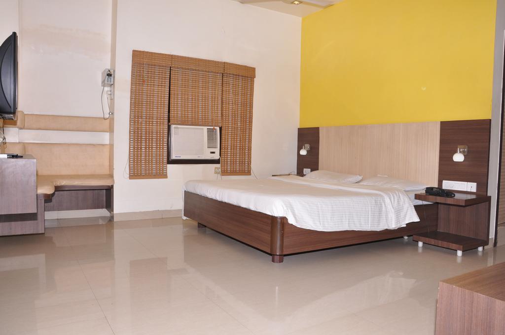 Sivamurugan Hotel Kumbakonam Exterior photo